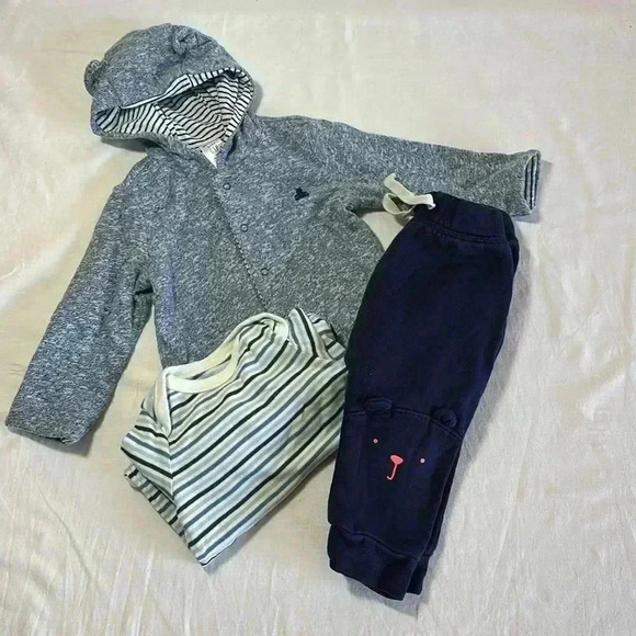 GAP - 3 piece infant outfit.  Size 6-12 months - Picture 1 of 12
